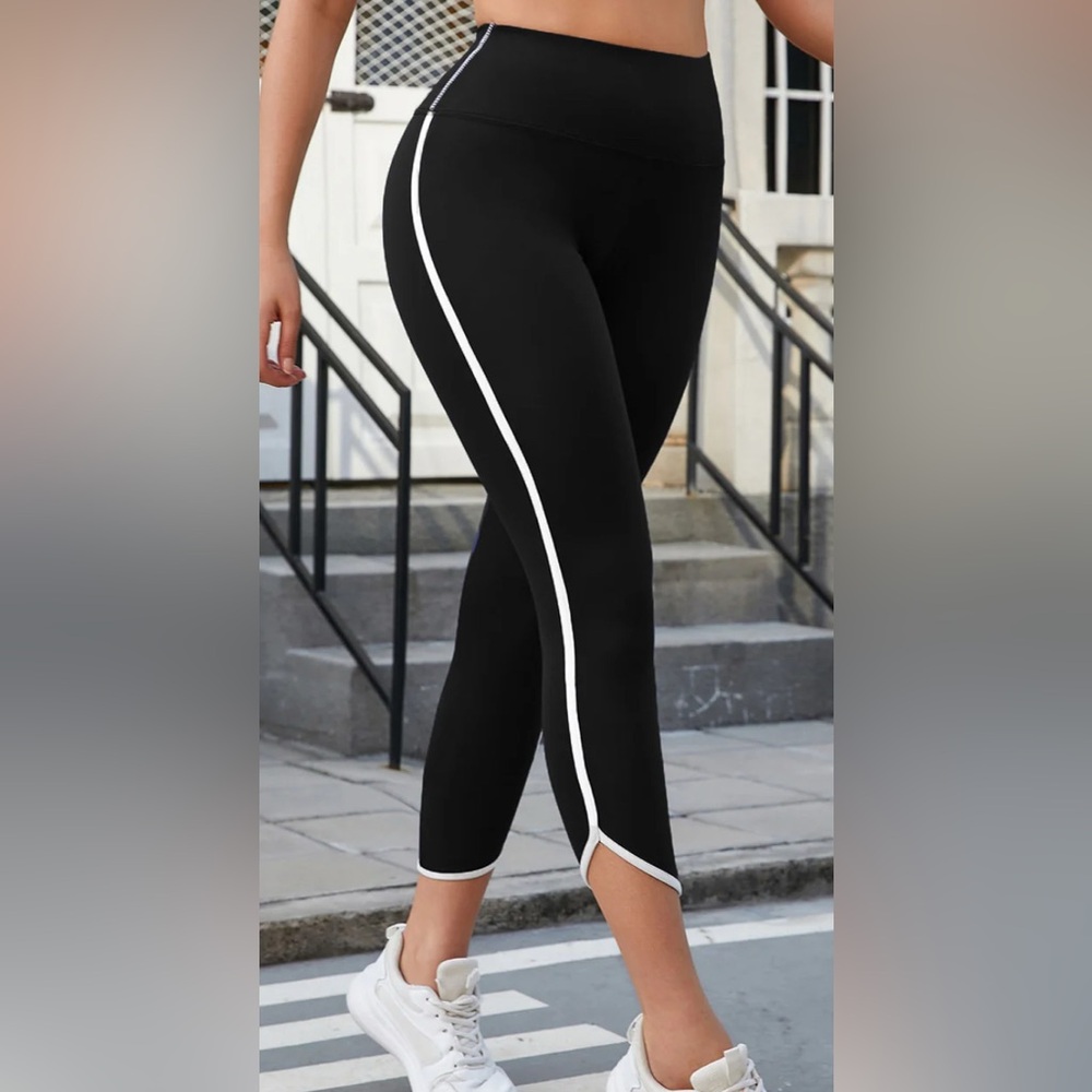 Amelia Activewear Isolde Capri Black Leggings Size Large NEW